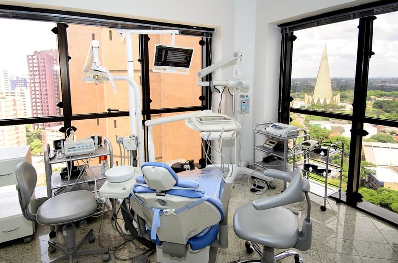 Paciente sorrindo após tratamento odontológico