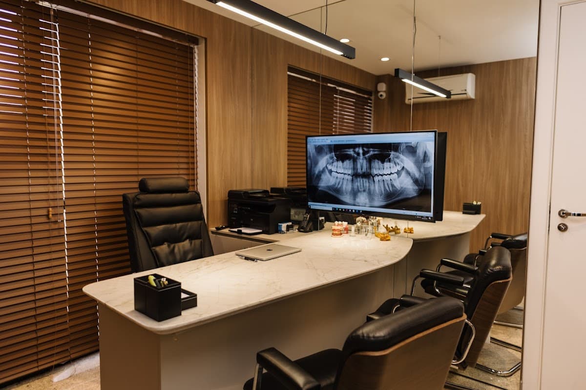 Consultório bem iluminado e organizado.