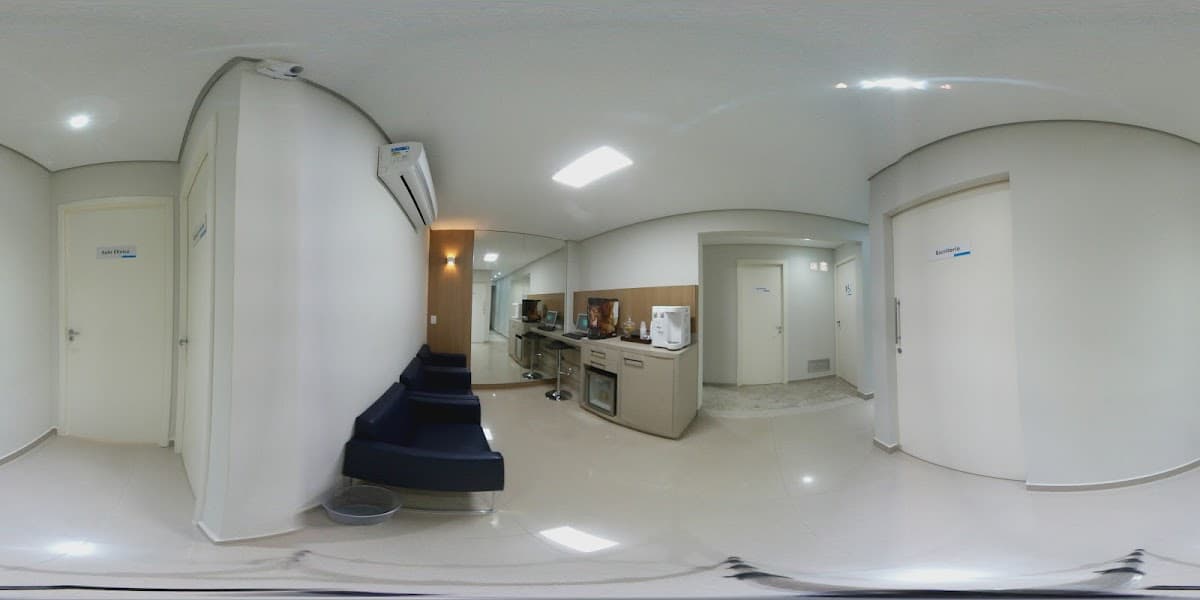 Consultório moderno e bem iluminado.