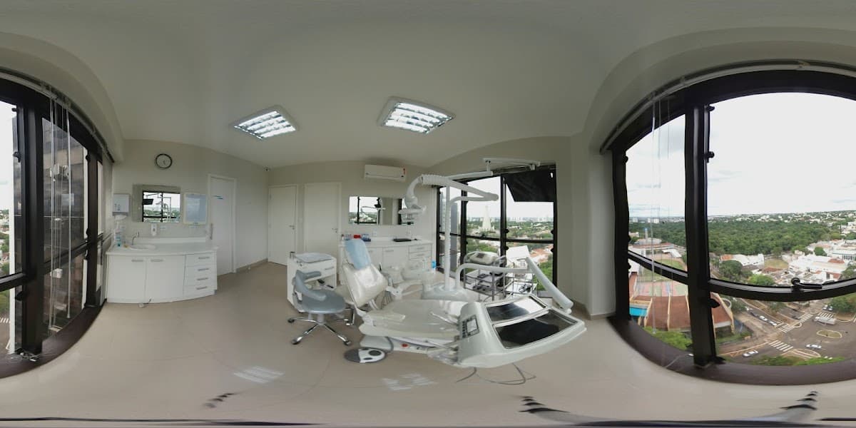 Consultório odontológico bem iluminado e organizado, com vista externa.