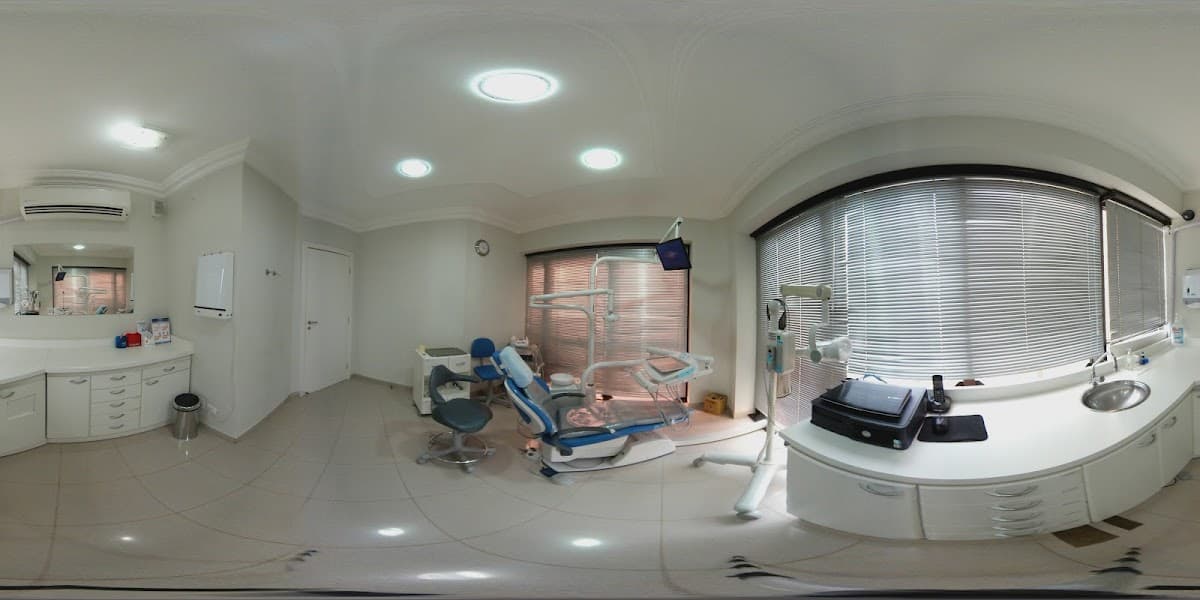 Consultório odontológico bem iluminado e organizado.