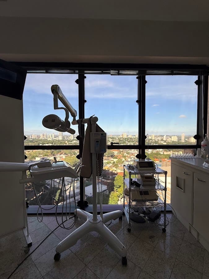Consultório bem iluminado com vista panorâmica.