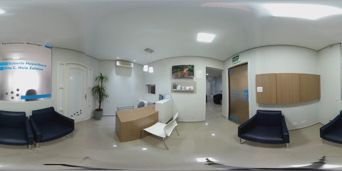 Recepção bem iluminada e organizada, com mobiliário moderno.